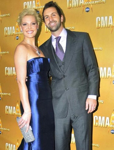 Actress Katherine Heigl and husband, songwriter Josh Kelley arrive at the 44th annual Country Music Association Awards in Nashville, Tennessee November 10, 2010.   REUTERS/Tami Chappell