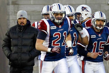 Montreal Alouettes quarterback Anthony Calvillo (L), who is not dressed for the game, looks on from the sidelines during the first half of CFL football action against the Toronto Argonauts in Montreal, on Nov. 7, 2010. (REUTERS)