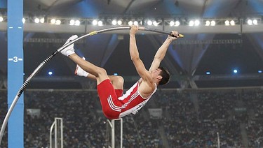 England's Steven Lewis competes on his way to winning silver during the men's pole vault finals at the Commonwealth Games in New Delhi on Oct. 11, 2010. (REUTERS)