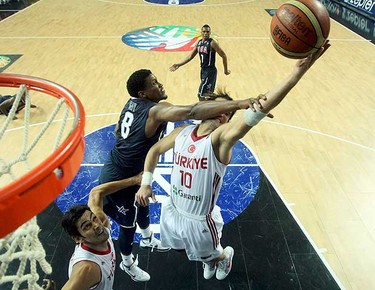 Turkey's Kerem Tunceri (R) is fouled by Rudy Gay of U.S. during their FIBA Basketball World Championship final game in Istanbul, September 12, 2010.  REUTERS/Jeff Haynes (TURKEY  - Tags: SPORT BASKETBALL)