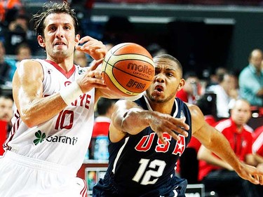 Turkey's Kerem Tunceri (L) and Eric Gordon of U.S. (R) fight for a loose ball during their FIBA Basketball World Championship final game in Istanbul, September 12, 2010.  REUTERS/Jeff Haynes (TURKEY  - Tags: SPORT BASKETBALL)