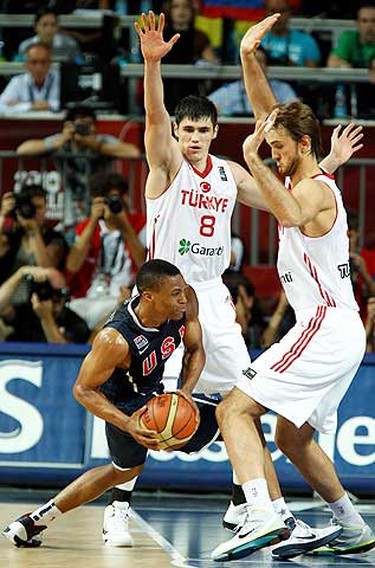 Russel Westbrook of U.S. looks to pass under pressure of Turkey's Ersan Ilyasova and Semih Erden during their FIBA Basketball World Championship final game in Istanbul, September 12, 2010.   REUTERS/Jeff Haynes (TURKEY  - Tags: SPORT BASKETBALL)