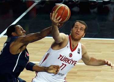 Turkey's Oguz Savas (R) goes to the basket against Andre Iguodala of U.S. during their FIBA Basketball World Championship final game in Istanbul, September 12, 2010.   REUTERS/Sergio Perez (TURKEY  - Tags: SPORT BASKETBALL)