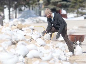 A volunteer piles sandbags in Winnipeg on April 4, 2009. Expect a similar scene to unfold in the city in the weeks ahead, as the province is now expecting a spring flood on par with what happened in 2009. (C. Procaylo/SUN MEDIA)