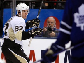 Pittsburgh Penguins' Sidney Crosby celebrates his goal against the Toronto Maple Leafs in Toronto January 9, 2010. (REUTERS/ Mike Cassese)