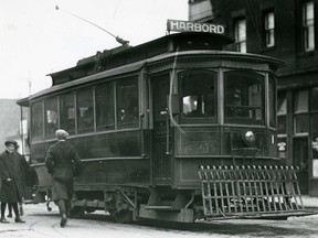 One of the city’s many streetcar routes was the tree-lined Belt Line (operating via Spadina, King, Sherbourne and Bloor streets). With the introduction of Sunday streetcars the Belt Line quickly became one of the most popular. (City of Toronto Archives)