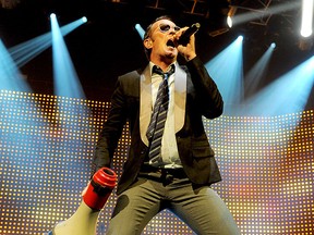 Stome Temple Pilots frontman Scott Weiland (with guitarist Robert DeLeo in the background). (WENN.COM file photo)