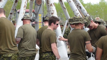 About 100 soldiers were called out to fill sandbags near St. Laurent May 19, 2011. (JILLIAN AUSTIN/Winnipeg Sun)