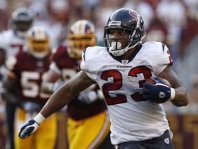 The Redskins defence chases down Texans running back Arian Foster in Landover, Md., Sep. 19, 2010. (LARRY DOWNING/Reuters)