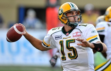 Edmonton Eskimos' Ricky Ray makes a pass against the Winnipeg Blue Bombers during the first half of their CFL game in Winnipeg August 5, 2011. REUTERS/Fred Greenslade (CANADA - Tags: SPORT FOOTBALL)