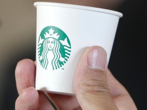 Starbucks settles with dwarf fired from barista job. (Reuters file photo)