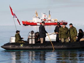 Canada's Prime Minister Stephen Harper (standing L) takes part in Operation Nanook in Allen Bay in Resolute, Nunavut August 25, 2010. Operation Nanook is an annual joint exercise between the Canadian Maritime Command and Coast Guard in the Arctic.  (REUTERS/Chris Wattie)