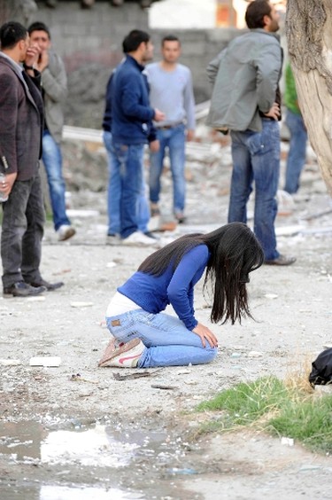 Survivors react following an earthquake in Tabanli village near the eastern Turkish city of Van October 23, 2011. REUTERS/Abdurrahman Antakyali/Anadolu Agency