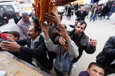Earthquake survivors receive food aid in Ercis, near the eastern Turkish city of Van, October 25, 2011. (REUTERS/Osman Orsal)