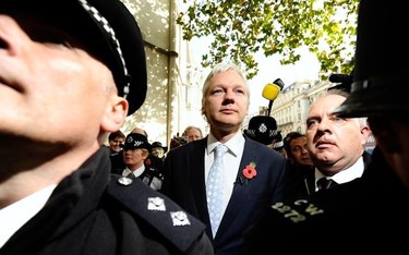 WikiLeaks' founder Julian Assange leaves the High Court in London November 2, 2011. Assange should be sent to Sweden from Britain to face questioning over alleged sex crimes, London's High Court ruled on Wednesday, rejecting his appeal against extradition. (REUTERS/Paul Hackett)