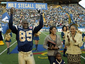 Aug. 24, 2007: Bombers Milt Stegall (left) hoists a new street sign for Milt Stegall Way as wife Darlene, son Chase and mother Betty look on. (Brian Donogh/Winnipeg Sun)