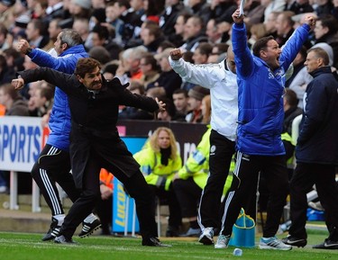 Chelsea's coach Andre Villas-Boas (2nd L) reacts after Salomon Kalou (unseen) scored during their English Premier League soccer match against Newcastle United in Newcastle, northern England December 3, 2011. (REUTERS/Nigel Roddis)