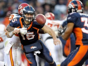 Broncos quarterback Tim Tebow pitches the ball to running back Jeremiah Johnson in Denver, Col., Jan. 1, 2012. (MARK LEFFINGWELL/Reuters)