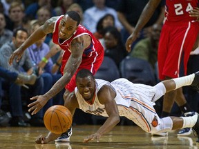 Atlanta Hawks point guard Jeff Teague (L) and Charlotte Bobcats point guard Kemba Walker (R) battle for a loose ball in their NBA basketball game in Charlotte, North Carolina January 6, 2012. (REUTERS/Chris Keane)