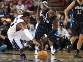 Sacramento Kings' Jason Thompson (L) battles Orlando Magic's Glen Davis (C) for a loose ball during their game in Sacramento on January 8, 2012. (REUTERS/Max Whittaker)
