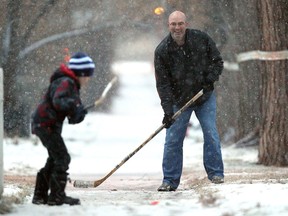 Winnipeggers Callum Anderson, 7, and his dad Jeff play hockey on a Lipton Street sidewalk.
(JASON HALSTEAD/Winnipeg Sun)