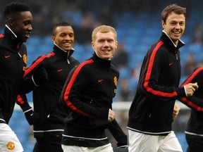 Manchester United's Paul Scholes (C) warms up with team mates before their FA Cup soccer match against Manchester City at the Etihad Stadium in Manchester, northern England January 8, 2012.  REUTERS/Nigel Roddis