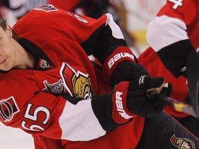 Erik Karlsson took treatment for his upper-body injury Wednesday and is expected to play for the Senators Thursday night. (FILE PHOTO)