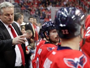 Capitals head coach Dale Hunter gives instructions to players during a game against the Blues at the Verizon Center in Washington, D.C., Nov. 29, 2011. (MOLLY RILEY/Reuters)
