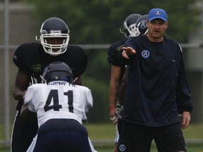Argos assistant coach Mike O'Shea works with the club's linebackers during a practice last season. (JACK BOLAND/ Toronto Sun)