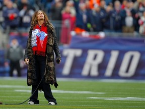 Aerosmith singer Steven Tyler pauses after singing the national anthem before the New England Patriots met the Baltimore Ravens in the NFL AFC Championship football game in Foxborough, Massachusetts, January 22, 2012.  (REUTERS/Adam Hunger)