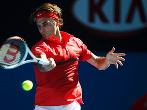 Roger Federer hits a return to Juan Martin Del Potro during their Australian Open quarterfinal match in Melbourne, Australia, Jan. 24, 2012. (DANIEL MUNOZ/Reuters)