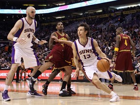Phoenix’s Steve Nash is able to get to the hoop thanks to a nice pick by Suns running mate Marcin Gortat against the Cavaliers early this season. (AFP)