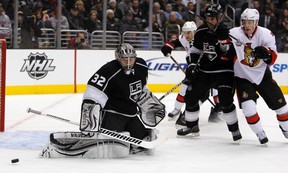 Los Angeles Kings defenseman Willie Mitchell (33) and Los Angeles