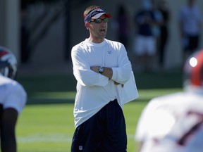 Dennis Allen directs the Broncos defence during training camp in Englewood, Col., July 28, 2011. (DOUG PENSINGER/Getty Images/AFP)