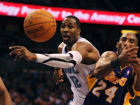 Magic centre Dwight Howard and Lakers guard Kobe Bryant go for a loose ball at the Amway Center in Orlando, Fla., Jan. 20, 2012. (KEVIN KOLCZNSKI/Reuters)