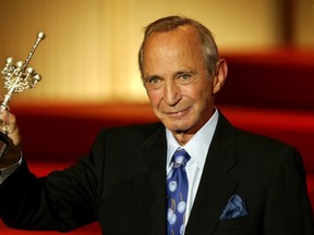 U.S. actor Ben Gazzara holds his Donostia prize which was awarded in recognition of his lifetime achievement at the San Sebastian Film Festival in northern Spain in this file photo taken September 22, 2005. (REUTERS/Pablo Sanchez/Files)