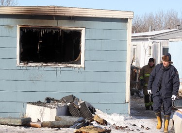 RCMP and a fire investigator examine the scene at a burned out trailer in Selkirk, Manitoba Saturday February 11, 2012 following an early morning fire that claimed four lives.
BRIAN DONOGH/WINNIPEG SUN/QMI AGENCY