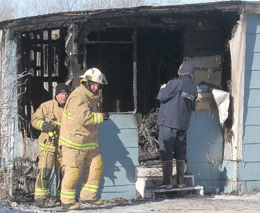 Fire investigators and a member of the RCMP work at a burned out trailer in Selkirk, Manitoba Saturday February 11, 2012 following an early morning fire that claimed four lives.
BRIAN DONOGH/WINNIPEG SUN/QMI AGENCY