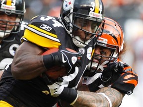 Steelers running back Rashard Mendenhall tries to get through coverage by Bengals linebacker Rey Maualuga at Heinz Field in Pittsburgh, Penn., Dec. 4, 2011. (JASON COHN/Reuters)