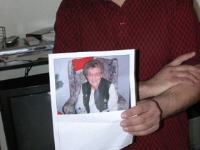 Mohammad Hamadeh with a pic of murdered Marion Lyons on January 12, 2009. (Joe Warmington/QMI Agency)