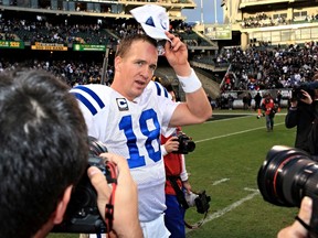 Indianapolis Colts quarterback Peyton Manning walks off the field during their NFL football game against the Oakland Raiders in Oakland, California Dec. 26, 2010.  (REUTERS/Beck Diefenbach)