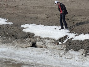 Snow and ice will become a thing of the past in Winnipeg if Environment Canada's weekend forecast proves accurate. (Winnipeg Sun file photo)