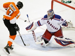 Philadelphia Flyers winger Wayne Simmonds has been red hot lately and could be a valuable asset in your NHL playoff pool. (REUTERS)