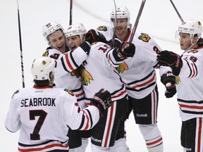 Chicago Blackhawks centre Patrick Sharp is hugged by teammate Patrick Kane after scoring against the Phoenix Coyotes to tie the game with 5 seconds left in the 3rd period. (Darryl Webb/REUTERS)