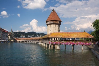 Chapel Bridge, Switzerland: This iconic covered bridge is the oldest covered bridge in Europe and is famous for the paintings which adorn the inside path. The bride was built in 1333, though a fire destroyed much of the original structure in 1993. It has since been restored. (Wikipedia/Eigenes Bild)