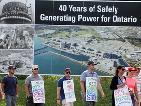 Striking nuclear engineers cause delays as cars pass the gates of the Pickering Nuclear Generating Station on Wednesday.(VERONICA HENRI, Toronto Sun)