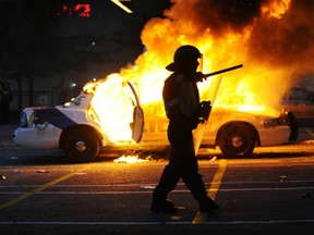 VANCOUVER, B.C.: JUNE 15 2011 -Canucks fans riot after the Vancouver Canucks lose to the  Boston Bruins in The Stanley cup final, Vancouver, June 15 2011.  ( Gerry Kahrmann /  PNG staff photo)
( For Prov / Sun News )