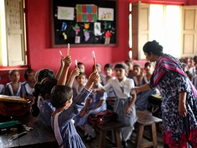 A mentee teacher is teaching in the classroom by using low cost material in GGPS P/C Barrage Colony, Sukkur