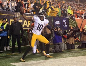 Martavis Bryant #10 of the Pittsburgh Steelers celebrates scoring a touchdown in the third quarter against the Cincinnati Bengals during the AFC Wild Card Playoff game at Paul Brown Stadium on January 9, 2016 in Cincinnati, Ohio.