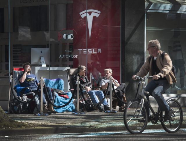 People line up outside Tesla dealership on Robson street (Arlen Redekop / PNG photo) 